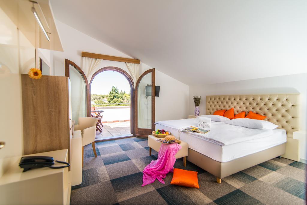 Hotel Villa Врсар Экстерьер фото